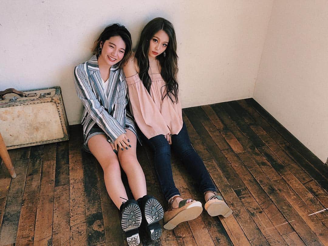 浪花ほのかのインスタグラム：「#Popteen  今月号発売しましたよ〜(^◇^;) ギャルの企画もあるのでぜひ！  私の笑顔すぎる写真ぽよさんと😙  #撮影 #Gal #jk」