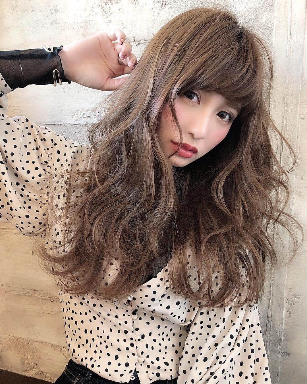 伊藤実祐さんのインスタグラム写真 - (伊藤実祐Instagram)「. なかむーの激盛れデータをお借りして、、 ( 骨格補正も完璧にしてくれてるヘア🥺🙊💜 ) . . 👗#みゆ服 詳細〜😊♡♬💕♪ . tops @frees_mart inner @jouetie_official . このダルメシアンぽい柄のトップス ディズニーに着ていきたいが為に買った ♥︎ . 101匹ワンちゃんのターバンと合わせたくて🐶💓 . . でもせっかくやから使う♡⃛ 春先はもっと明るめデニム合わそかな☺️🌿 . . ウエスト部分細身でバックにゴム入ってるから #胃が異常に出てる系女子 のみゆは結構パツパツ（笑） . これ分かる？同じ人おる？ 胃の骨？肋骨？がっさーん出てるねんうちの家系😭 . . #outfit #ootd #今日のコーデ #ダルメシアンコーデ #春服 #着痩せコーデ #着痩せ #モデル #TOKYOcreatist #伊藤実祐 #いとうみゆ #みゆちゃい . . 今から4月のイベントのミーティング\(◡̈)/🍺🌈💓」2月1日 20時31分 - miyu.61