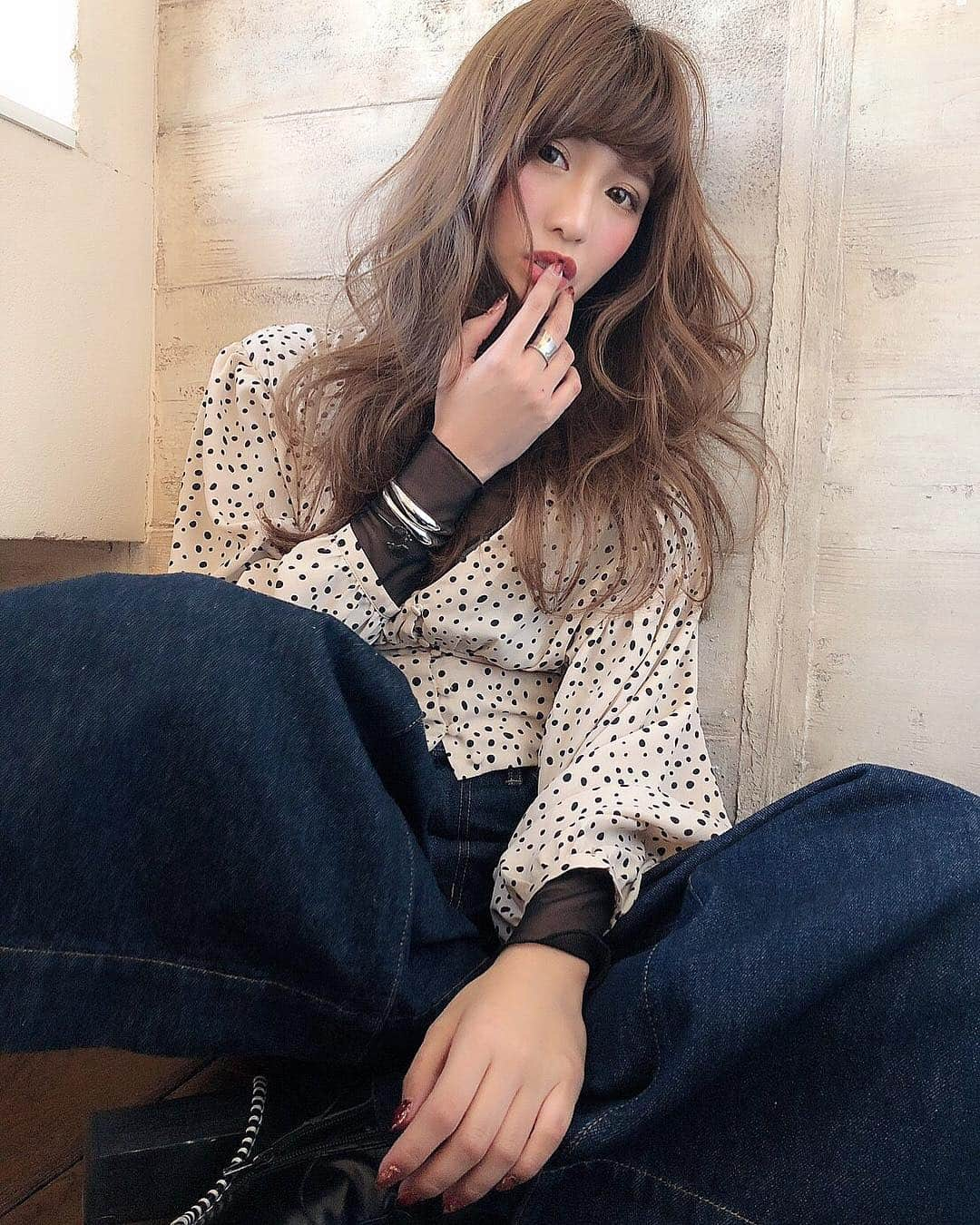 伊藤実祐さんのインスタグラム写真 - (伊藤実祐Instagram)「. なかむーの激盛れデータをお借りして、、 ( 骨格補正も完璧にしてくれてるヘア🥺🙊💜 ) . . 👗#みゆ服 詳細〜😊♡♬💕♪ . tops @frees_mart inner @jouetie_official . このダルメシアンぽい柄のトップス ディズニーに着ていきたいが為に買った ♥︎ . 101匹ワンちゃんのターバンと合わせたくて🐶💓 . . でもせっかくやから使う♡⃛ 春先はもっと明るめデニム合わそかな☺️🌿 . . ウエスト部分細身でバックにゴム入ってるから #胃が異常に出てる系女子 のみゆは結構パツパツ（笑） . これ分かる？同じ人おる？ 胃の骨？肋骨？がっさーん出てるねんうちの家系😭 . . #outfit #ootd #今日のコーデ #ダルメシアンコーデ #春服 #着痩せコーデ #着痩せ #モデル #TOKYOcreatist #伊藤実祐 #いとうみゆ #みゆちゃい . . 今から4月のイベントのミーティング\(◡̈)/🍺🌈💓」2月1日 20時31分 - miyu.61