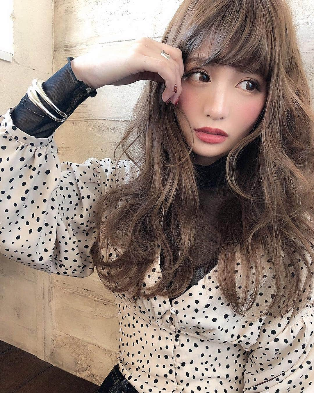 伊藤実祐さんのインスタグラム写真 - (伊藤実祐Instagram)「. なかむーの激盛れデータをお借りして、、 ( 骨格補正も完璧にしてくれてるヘア🥺🙊💜 ) . . 👗#みゆ服 詳細〜😊♡♬💕♪ . tops @frees_mart inner @jouetie_official . このダルメシアンぽい柄のトップス ディズニーに着ていきたいが為に買った ♥︎ . 101匹ワンちゃんのターバンと合わせたくて🐶💓 . . でもせっかくやから使う♡⃛ 春先はもっと明るめデニム合わそかな☺️🌿 . . ウエスト部分細身でバックにゴム入ってるから #胃が異常に出てる系女子 のみゆは結構パツパツ（笑） . これ分かる？同じ人おる？ 胃の骨？肋骨？がっさーん出てるねんうちの家系😭 . . #outfit #ootd #今日のコーデ #ダルメシアンコーデ #春服 #着痩せコーデ #着痩せ #モデル #TOKYOcreatist #伊藤実祐 #いとうみゆ #みゆちゃい . . 今から4月のイベントのミーティング\(◡̈)/🍺🌈💓」2月1日 20時31分 - miyu.61