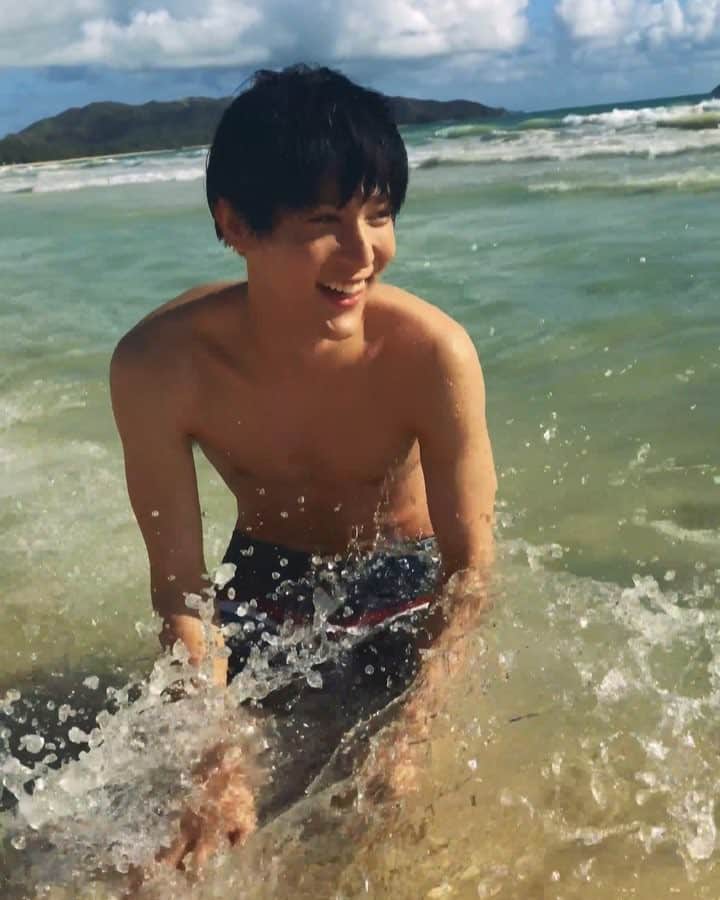 中川大志 のインスタグラム：「早いものでもう2月ですね⛄️ みなさん写真集『#makahou』はもうお手にとっていただけましたか？ 2月14日のBlu-ray『#holoholo』発売日まであと2週間となりました🎉 とっておきの動画をここぞとばかりにお見せします…㊙️ そして、発売記念イベント in大阪の写真集『maka hou』が対象の握手会券が追加となりました！ 明日2月2日（土）17時より受付開始します✨ 詳しくは特設サイトをご確認ください💏  #はたちの大志 #中川大志 #写真集 #hawaii #はたち #makahou #holoholo」