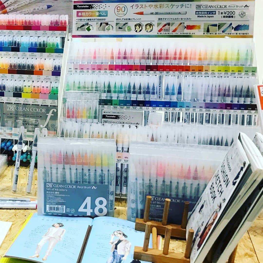 Kuretakeさんのインスタグラム写真 - (KuretakeInstagram)「ZIG CLEAN COLOR Real Brush ジグ クリーンカラーリアルブラッシュ  素敵なイラスト作品で大人気の @oookickooo さんこと、きくちあつこさんのカレンダーの、2月をご案内〜。 2019年もあっという間にひと月過ぎてしまいました。 今日から、2月。立春の月ですが、まだ寒さも厳しい日はありそうですね。  今日ご紹介している、きくちあつこさんの書籍やSNSで描かれいるイラストの着色には、ZIG CLEAN COLOR Real Brushを使用してくださっています。  現在、リアルブラッシュは全色90色ですが、きくちさんのイラストには、その色数よりもまだまだ多いグラデーションで広がる、カラーテクニックで繊細なイラストが表現されています。 リアルブラッシュを素敵に愛用頂いてとても嬉しいです！  ぜひ皆様も、@oookickooo の素敵な作品ご覧下さいね。 #ZIG #realbrush #cleancolor #きくちあつこ #カレンダー #2月 #リアルブラッシュ #グラデーション」2月1日 21時34分 - kuretakejapan