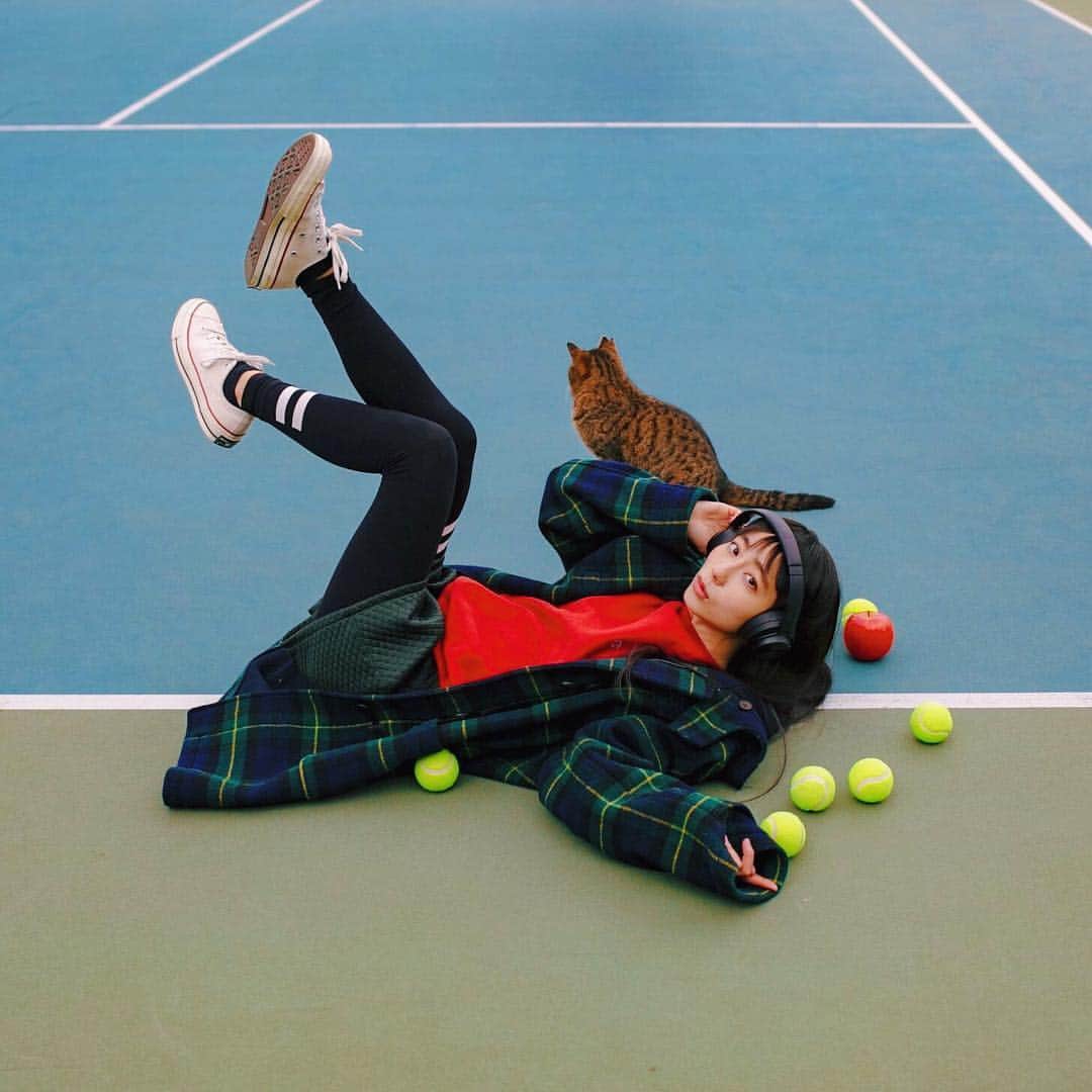 hiderin777さんのインスタグラム写真 - (hiderin777Instagram)「猫使いで有名な日出木りんごさんが、おしゃれなヘッドホン(@n_w_jvc さん)とコラボさせていただきました🎧🍎🎾 1枚仲間外れがあるんだけど、どれかわかるかな( ๑⃙⃘ϋ๑⃙⃘ )❓ . #テニスとりんごとn_w  #n_w_meets_photographer  #N_W  #JVC #りんごがーる 🍎 #猫」2月1日 22時08分 - ringostar.desu