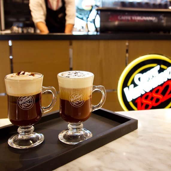 のインスタグラム：「CAFÉ Vergnano 1882（カフェ・ヴェルニャーノ）から2月の新メニュー、トリノの名物「ビチェリン」と、ピエモンテ州名産のヘーゼルナッツを合わせた「ノッチョリーノ」が登場します。 濃厚なエスプレッソの香りとクリーミーでマイルドな甘さをご堪能ください。  #eataly #eatalytokyo #イータリー #vergnano　#caffevergnano　#caffevergnano1882　#coffeelover　#coffeetime　#コーヒー　#カフェ　#bicerin　#ビチェリン　#nocciolino　#ノッチョリーノ」