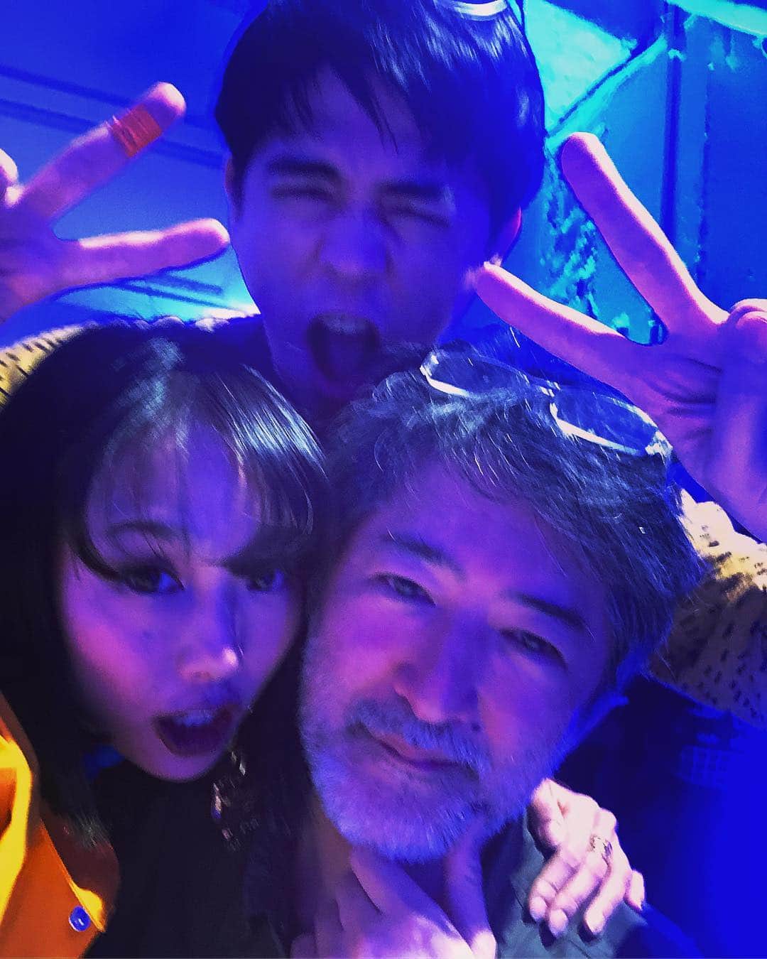 エリイ のインスタグラム：「ナンヅカアートギャラリーで田名網敬一先生の着席ディナー会！ 大好きな佐藤允 @ataru_sato 君も。 ギュウちゃんが乾杯の音頭。 楽しく素敵なディナーという言葉がぴったり、海老。 ギャラリーに愛されている田名網先生。 愛されるというのはいいよね。 しかし允君と話してて四回ほど泣いた。 あーと  Tanaami x adidas Originals  #田名網敬一 #会田誠 #ギュウちゃん #康芳夫」