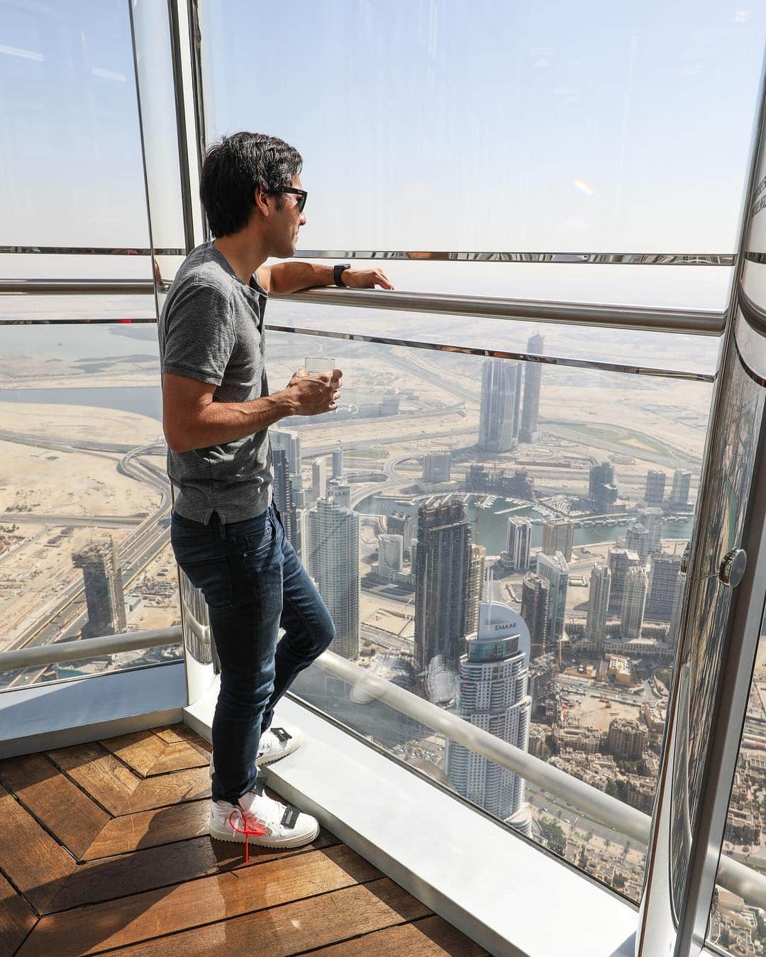 ザック・キングのインスタグラム：「Got to spend some time at the top of the #burjkhalifa today.」