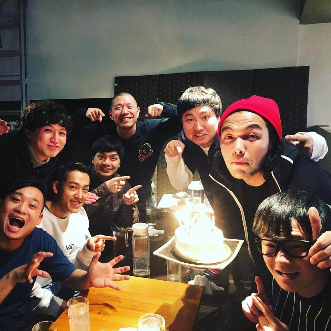 盛山晋太郎さんのインスタグラム写真 - (盛山晋太郎Instagram)「朱雀(新年会をする団体)、肥後の出産祝い(セルライトスパの鹿児島くんに第一子誕生)、僕の誕生日祝い(後輩達は認めない)、で集まった！めでたいめでたい！ caleeのアウターを値札が付いたままでもらったのが気になるけど、ほんまええ後輩達やで！ありがとうございます！  #プリこう #ヒガ今っち #鹿児島眼鏡 #アスリートモグラ #トゥクトゥクん #ウントフカヤ #ケントフカヤ #北堀江 #てげてげ #ケーキのプレート #俺caleeちゃうで」2月2日 3時12分 - morishimc