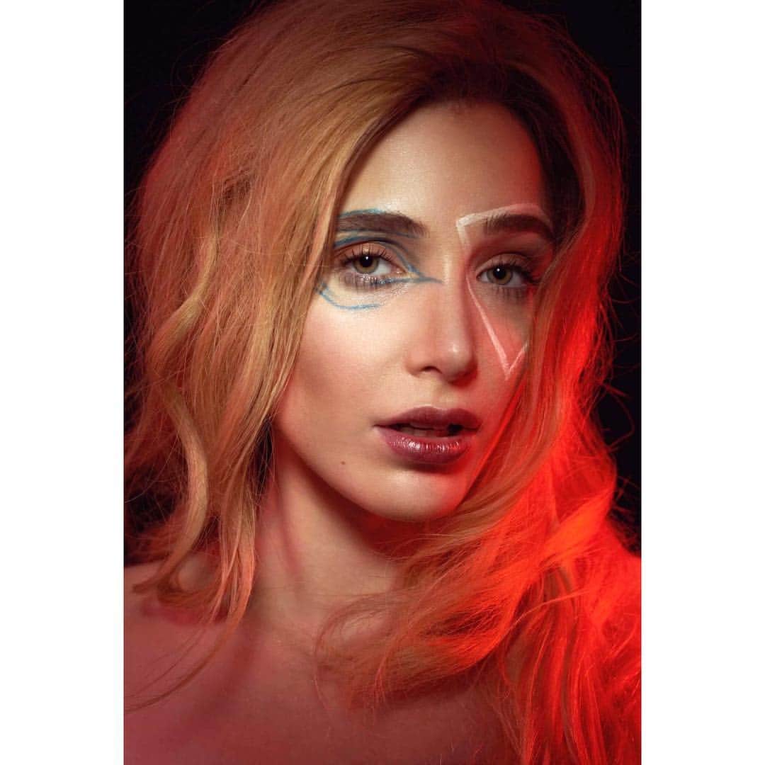 タイラー・ピアースのインスタグラム：「Pathetic and aesthetic . . . #photography #neon #vogue  #california # #canon #vibes  #makeupart #fotografie #fashion #fotografiamoda #model #berlinfotograf #modeling #makeup #tocka」