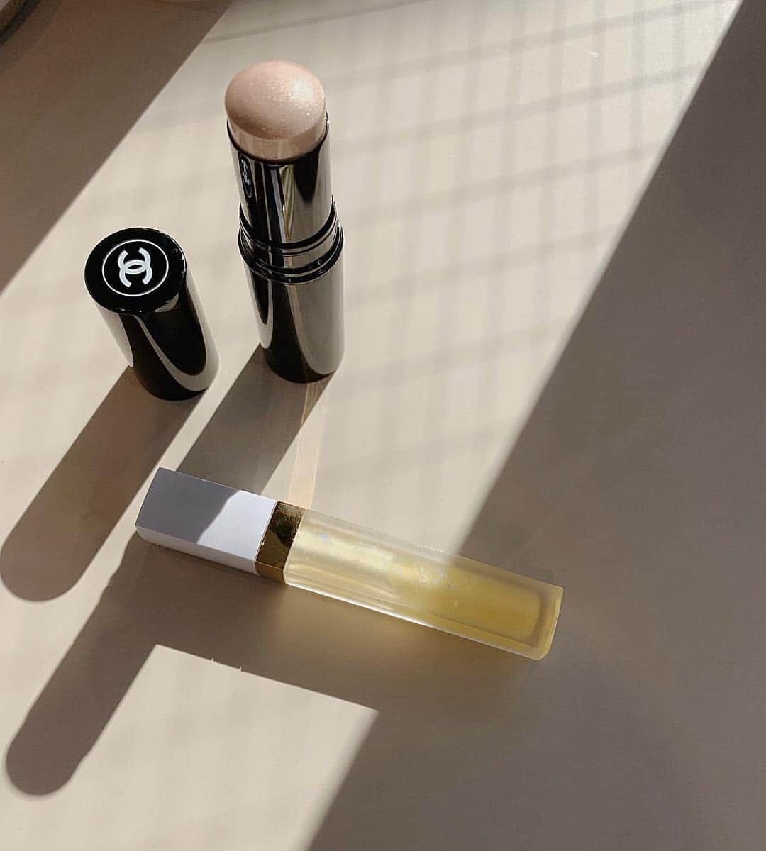 のインスタグラム：「ㅤㅤㅤㅤㅤㅤㅤㅤㅤㅤㅤㅤㅤ 久しぶりにcosme🖤 ㅤㅤㅤㅤㅤㅤㅤㅤㅤㅤㅤㅤ ・CHANEL ボームエサンシエル(スカルプティング) 濡れたようなツヤがでるスティック。 ハイライトを入れる部分や、 リップの上から重ねても可愛かった！ 透明感もupするitem。 発売日に買ってきてくれてから 最近のmakeのスタメンです🐚 ㅤㅤㅤㅤㅤㅤㅤㅤㅤㅤㅤㅤㅤ ・to/one ゴールドのパールでヘルシーな感じが お気に入り🍋 時間がない日はこれだけで済ませてしまう日も。 ㅤㅤㅤㅤㅤㅤㅤㅤㅤㅤㅤㅤㅤ #ボームエサンシエル#スカルプティング  #toone#toonecosmetics」