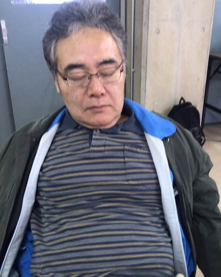 のインスタグラム：「🧟‍♂️ゾンビとの共存に疲労している先輩‼️やはり寝る💤 今夜23:30NHK #岩松了  #ゾンビが来たから人生見つめ直した件」