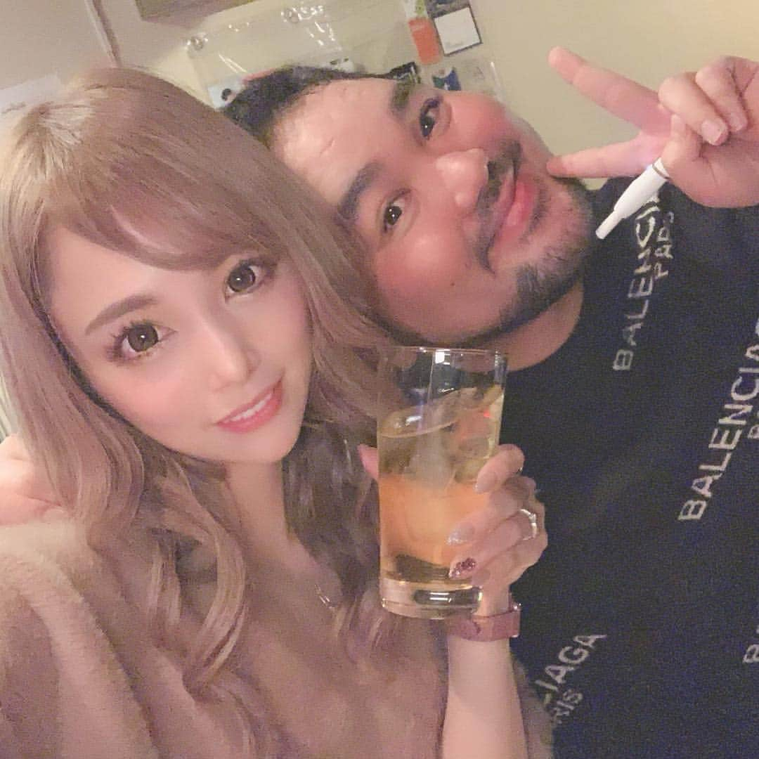 サキ吉さんのインスタグラム写真 - (サキ吉Instagram)「昨日はサキ吉カップルと友達夫婦たちとみんなでご飯ー！🥰💕 5軒はしご😂😂😂www 朝までありがとう❤️ ． 昨日はゆっこママのお店の新宿店行ったよ！💕 つかみママが良くしてくれました(〃•ω•〃) ツーショットいい感じ😂www 楽しかったぁ✨ ． #新宿二丁目 #ベンチ @yukkomama_official  @t.k.s ． たか子さんもありがとう😊@takaco.ike1028」2月2日 17時33分 - sakikichi1201