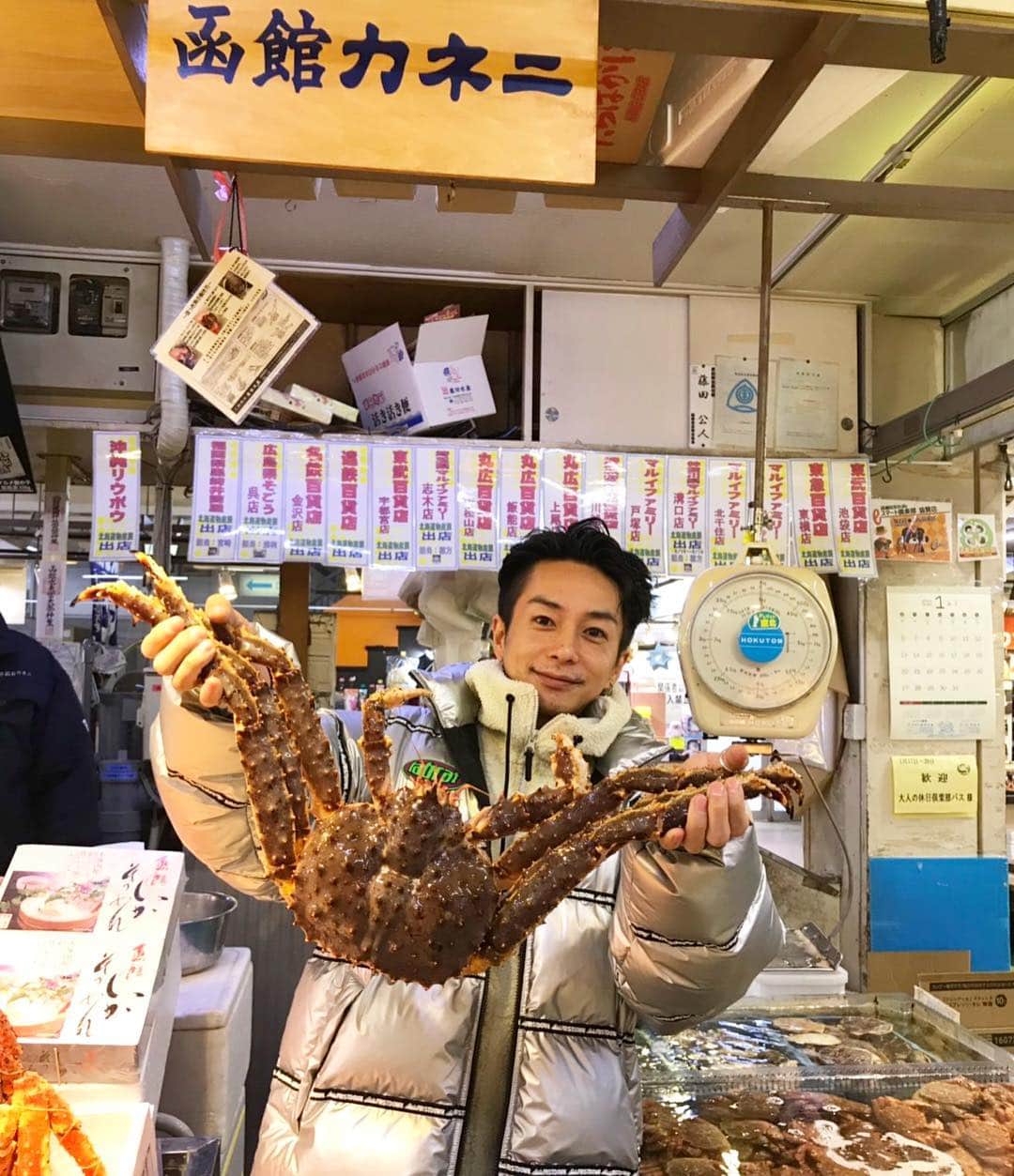 奈良裕也さんのインスタグラム写真 - (奈良裕也Instagram)「#北海道のここがえーぞ  今回の北海道旅は震災被害にあった北海道を盛り上げるプロジェクトの一環で訪れました 僕は函館に行ってきました ① 茶夢❄️ 函館と言えば誰もが想像する朝市。その中にあるどんぶり横丁の茶夢さんは数あるお店の中でも地元の人達も訪れる人気店だそうです。海鮮丼の種類も豊富で迷う事必至！僕はイクラ丼をチョイス！丼が出てくる前にこれでもか！って小鉢が出てきてびっくり！どれも美味しく大満足でした。 ② 710candle❄️ とても趣のある大三坂ビルヂングという建物の中に入っている、710candleさん。元々蔵だった素敵な店内では、数々のキャンドルを販売している傍ら、お好みのキャンドルの製作体験が出来ます。僕は水彩画キャンドルを選んで作って来ました。1時間程度で出来上がってそのまま持って帰れるので旅のいい思い出になりそう。 ③ BOTAN❄️ 西部地区にある、外観から雰囲気のあるお花屋さん。ブーケやアレンジも人気で地元でもファンが多いそう。高い天井にドライフラワーが吊ってある店内では生花はもちろん、店主セレクトのフラワーベースなども。この辺で捕れた鹿の角を使ったオブジェなどもオーダー出来て、旅先から自分へのお土産に良さそうです。#FUKKOツィート旅 #元気です北海道」2月2日 17時41分 - yuyanara