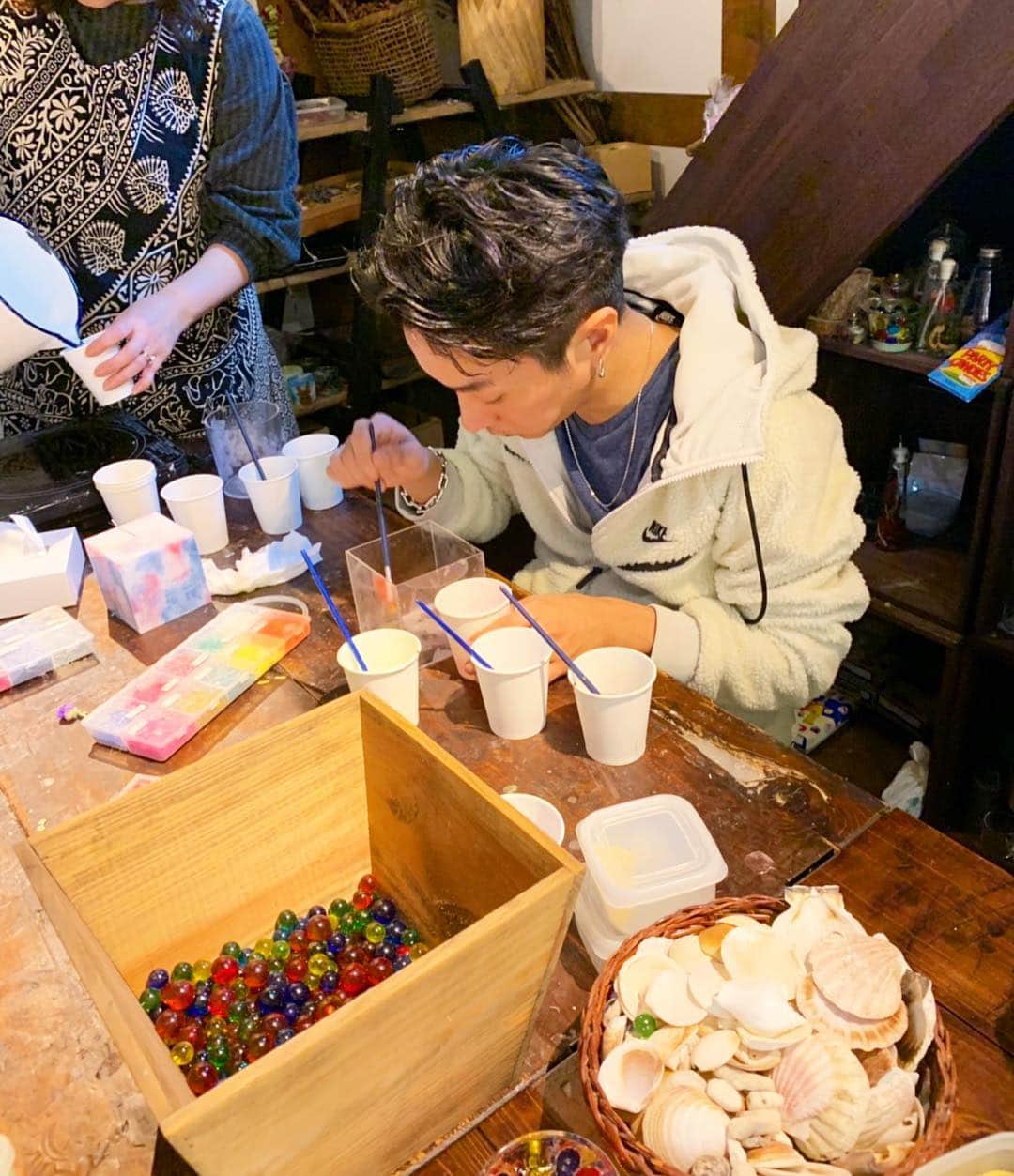 奈良裕也さんのインスタグラム写真 - (奈良裕也Instagram)「#北海道のここがえーぞ  今回の北海道旅は震災被害にあった北海道を盛り上げるプロジェクトの一環で訪れました 僕は函館に行ってきました ① 茶夢❄️ 函館と言えば誰もが想像する朝市。その中にあるどんぶり横丁の茶夢さんは数あるお店の中でも地元の人達も訪れる人気店だそうです。海鮮丼の種類も豊富で迷う事必至！僕はイクラ丼をチョイス！丼が出てくる前にこれでもか！って小鉢が出てきてびっくり！どれも美味しく大満足でした。 ② 710candle❄️ とても趣のある大三坂ビルヂングという建物の中に入っている、710candleさん。元々蔵だった素敵な店内では、数々のキャンドルを販売している傍ら、お好みのキャンドルの製作体験が出来ます。僕は水彩画キャンドルを選んで作って来ました。1時間程度で出来上がってそのまま持って帰れるので旅のいい思い出になりそう。 ③ BOTAN❄️ 西部地区にある、外観から雰囲気のあるお花屋さん。ブーケやアレンジも人気で地元でもファンが多いそう。高い天井にドライフラワーが吊ってある店内では生花はもちろん、店主セレクトのフラワーベースなども。この辺で捕れた鹿の角を使ったオブジェなどもオーダー出来て、旅先から自分へのお土産に良さそうです。#FUKKOツィート旅 #元気です北海道」2月2日 17時41分 - yuyanara