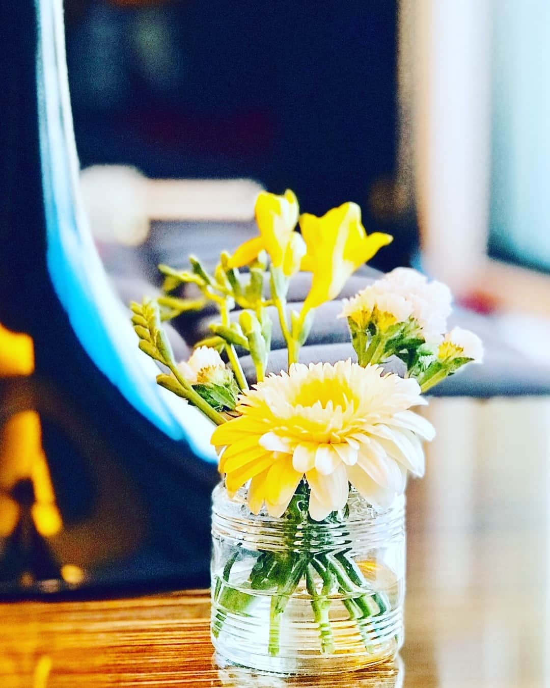 箕輪玖美さんのインスタグラム写真 - (箕輪玖美Instagram)「@bloomeelifeさんからお花が届きました🌼  早速リビングに飾ってみましたが、お花があるだけでリビングが華やかに…😊 今回届いたお花は ・黄色フリージア ・八重咲ガーベラ ・スターチース ■クーポンコード：green13 ■有効期限：2018年4月30日 今Bloomee LIFEさんでは登録してくださった方に 「初回無料クーポン✨」がプレゼントされるそうですよ✨  定期的に季節感のあるお花が届くなんて、とっても楽しみですよね♪  #花のある暮らし #bloomeelife #お花大好き #癒し #美しい #アラフィフモデル #箕輪玖美」2月2日 17時44分 - kumi.111