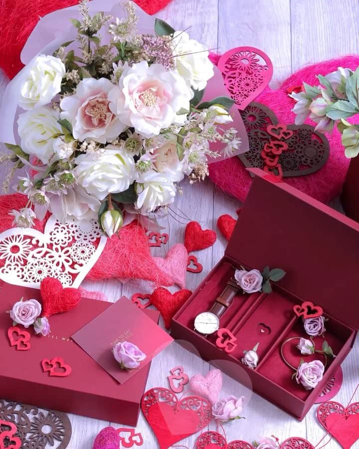 東京堂アーティフィシャルフラワーMAGIQのインスタグラム：「・ 〜世界でいちばん花を贈る日〜 【2.14 Flower Valentine】 (フラワーバレンタイン) ・ 「大切な人に花を贈る2月14日」にしていきませんか？ ・ FM5936 ① アルテアローズ FM8833 ㊻ モナローズ FM7907 ㉕ マレーナアストランティア FM1367 ㊷ ナチュレシキミアバンドル FG1824 ⑪ セージショート ＊ ＊ ＊ ＊ @danielwellington × @magiq.jp collaboration 〜＊〜 ・ ●Use my code 👉magiq2 to get an additional 15% discount (3/31迄) ●official online Store👉  https://www.danielwellington.com/jp ＊ ＊ ❤️1/30〜2/14 ダニエルウェリントンバレンタインキャンペーンを 期間限定で実施！ ・ #平成最後のバレンタイン、誰と一緒に過ごしますか？ ・○＜バレンタイン限定ギフトセットが 10 ％ OFF ＞ ・○＜レザー腕時計の購入でハートチャームをプレゼント＞ ・○＜バレンタイン限定ラッピング無料＞ ・○＜クーポンコード併用可＞ ・ #TOKYODO#MAGIQ#MAGIQのある暮らし#東京堂#アーティフィシャルフラワー#アーティフィシャル#花#アートフラワー#造花#花のある暮らし#花のある生活 #花好きな人と繋がりたい#フラワーデザイン#フラワーアレンジメント#フラワーアレンジ#アレンジメント#バレンタイン#バレンタインデー#フラワーバレンタイン#世界でいちばん花を贈る日#FlowerValentine#artificialflower#artificial#flowersofinstagram  #danielwellington#ダニエルウェリントン#腕時計」