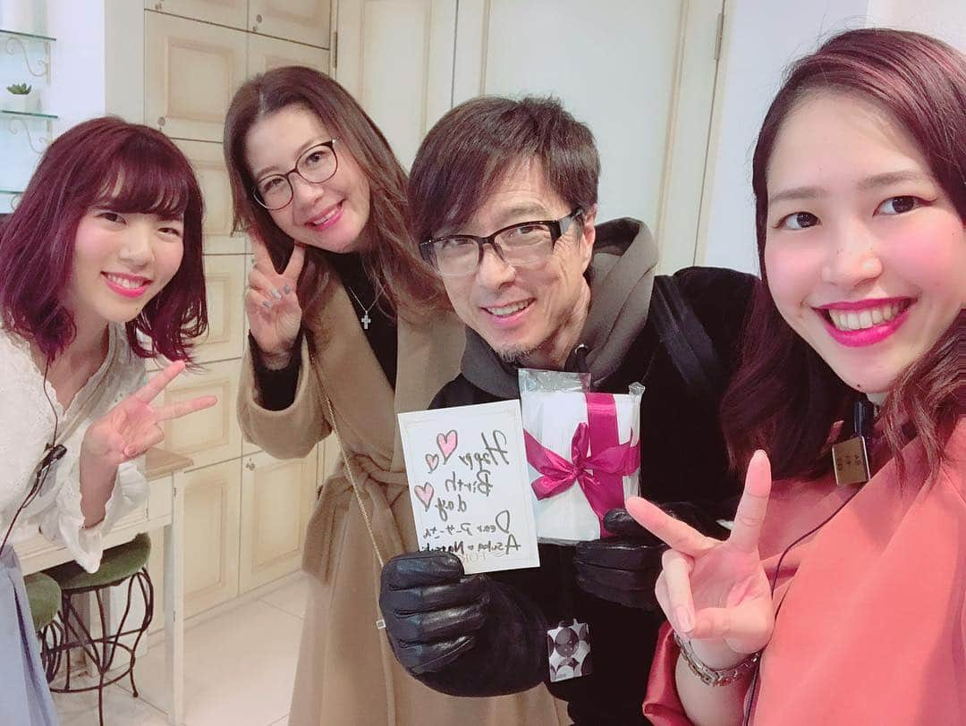 黒田アーサーさんのインスタグラム写真 - (黒田アーサーInstagram)「昨日はディナーの前に夫婦でフォルテ表参道店に行って炭酸ヘッドスパでスッキリ❣️お世話になりました😊あすか、なっちゃん、お誕生日プレゼント🎁ありがとう❣️#フォルテ表参道店 #炭酸ヘッドスパ #あすか#なっちゃん#週一でヘッドスパ#kurodaarthur #黒田アーサー#誕生日プレゼント」2月2日 9時38分 - kuroda_arthur