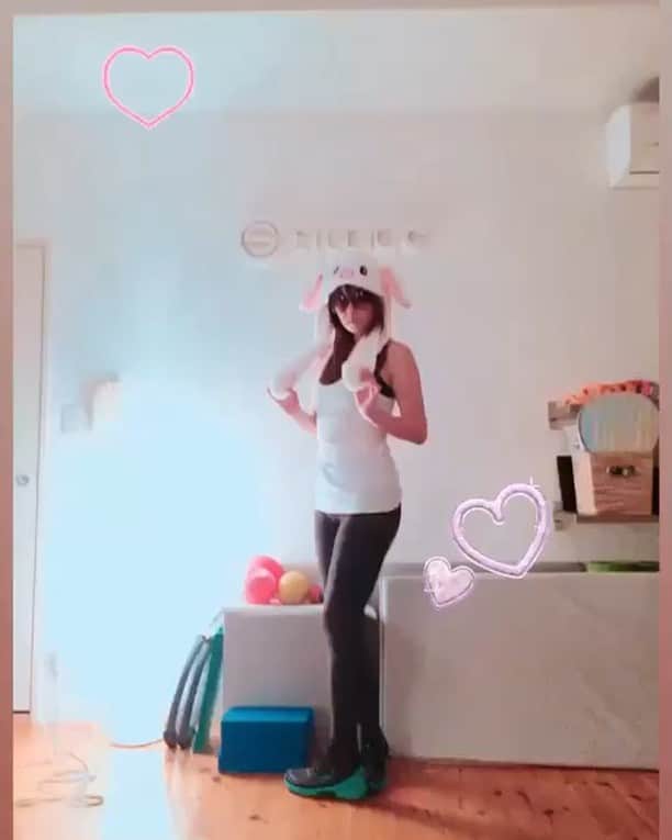 深田恭子のインスタグラム：「皆様「初めて恋をした日に読む話」ご覧頂いている方、ありがとうございます♥️私は昨日久々にトレーニングに行ったら...なんとこのうさぎちゃん流行っているんですって❓‼️❣️なにこれぇ🐰💦嬉し恥ずかし深ピョン....（嘘です💦すみません💦お願いです💦イライラしないで🙏😣💦）ちょっとテンション上がりますねぇ💕これはインスタ映えと捉えてよろしいのでしょうか❓‼️🤣 #初めて恋をした日に読む話 #はじこい #深ピョン #kyokofukada_official」