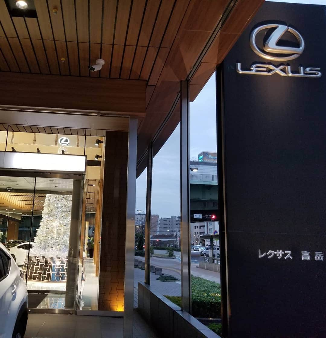 今堀恵理さんのインスタグラム写真 - (今堀恵理Instagram)「名古屋のLEXUS 高岳には レクサスオーナー専用のラウンジ『クラブ　レクサス』があります。  ファーストクラスの対応なんです  このラウンジは高岳店のみで購入されたオーナー様しか利用出来ないと言う特別感なの  神戸でレクサスを買っても、このラウンジに入れません お友達がこちらで買ったから、私も入れました  さらに動画のがVIPルーム 車名にＬを冠する車をご購入したオーナー限定の「LOUNGE L」世界でここだけの特別感 高岳、岡崎、豊田土橋、植田、守山、一宮の6店舗 で購入されたLSオーナーしか利用出来ないんです とにかく豪華でした。こちらは扉がしっかり閉じてますので、カードキーが無いと入れません  帰りにお土産を頂いた レクサスベアー、レクサスブレンドのコーヒー、レクサスケーキ、レクサスサブレ  何度使っても無料サービスらしい なかなか良い待遇だよね  コーディネートは カーディガン　@primascherrer ジーンズ　@diesel バッグ　@m.s.felice  デニムの中に　@beutlegchange_mle 　#ビューティレッグチェンジ　を履いてます。デニムの下にはくと美脚効果もあります。着ぶくれもしません。太ももやふくらはぎ、足首まあで引き締めてくれてむくみ対策にもなりますよ。  いつもお世話になってる　@joint_space　さんは最終セールやってたよ  #primascherrer #prima_lady #pr #lexus #lexusls #クラブレクサス #名古屋　#レクサスオーナーズラウンジ　#着圧レギンス　#引き締め　#浮腫改善」2月2日 10時25分 - eriimahori