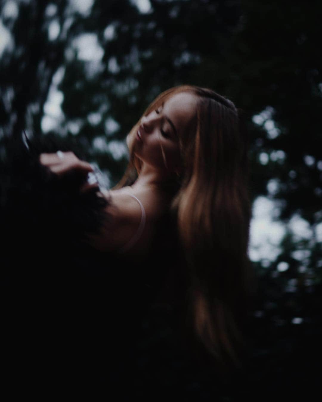のインスタグラム：「Stolen kisses on borrowed time,  I can be your second hand Worse off than we ever thought  Better than we planned」