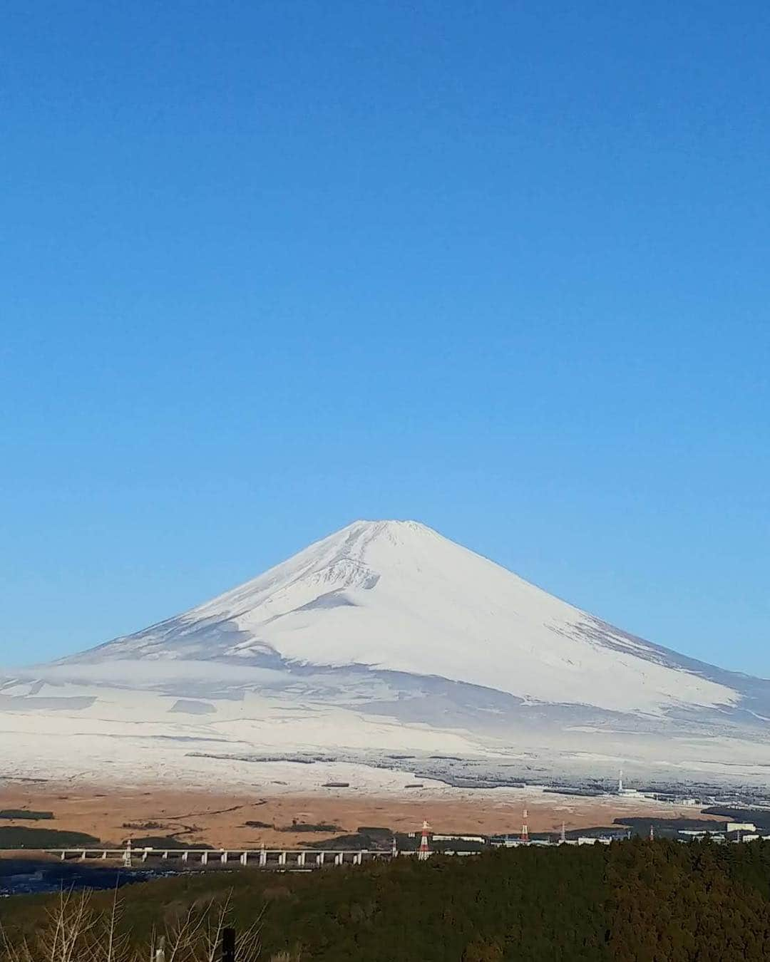 梶本成美さんのインスタグラム写真 - (梶本成美Instagram)「地元御殿場では一昨日の雪で少し積もったそうで母からの富士山写真が送られてきました⛄️❄️ . 富士山もだいぶ雪化粧しました❄️🗻 やっぱり美しく偉大な富士山🗻✨ . ありがとう😊❤️ . .  #富士山 #雪化粧 #偉大 #地元 #御殿場 #富士の麓 #静岡 #mtfuji #local #japanese」2月2日 11時46分 - narumikajimoto