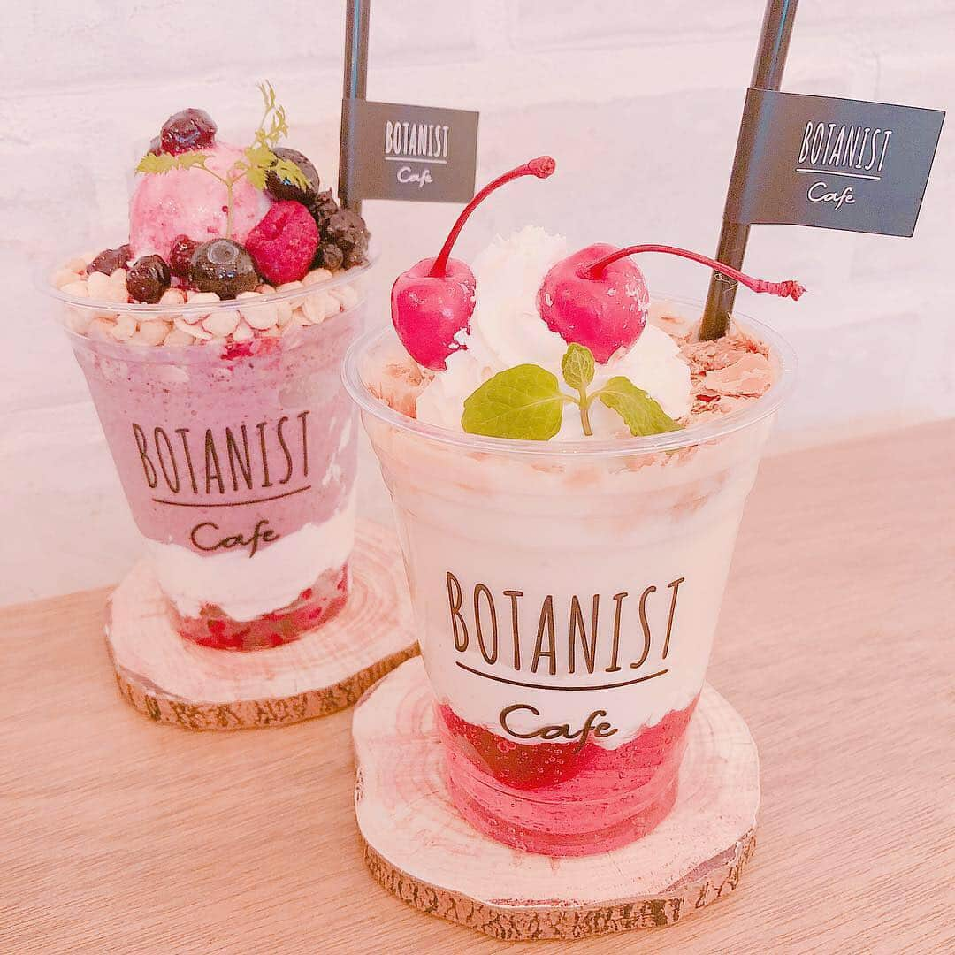 さきぼんさんのインスタグラム写真 - (さきぼんInstagram)「大好きな @botanist_tokyo × @laurier_press のコラボスイーツ🌸 (バレンタイン限定) ﻿. 桜のフォトスポットもありました🌸🌸 . ♥︎ #レアチーズカップ 700円﻿ ﻿♥︎ #ロリポップチョコラテ 650円﻿ どちらもテイクアウトok . 【発売期間】2019.2.1〜2.14﻿ 【発売店舗】BOTANIST cafe ﻿ （東京都渋谷区神宮前6-29-2 2F）﻿ 【営業時間】11:00〜20:00﻿ ﻿. 落ち着いたカラーが上品なワンピースは @xsrokux のもの♡ 他にも素敵な服が沢山あるからチェックしてね❤️ クーポンコード「 sr6 」で¥1,000 OFF！ 同じワンピはこちらからhttp://bit.ly/2MyyasJ . . . #sróku#エスロク#srokucode#エスロクコーデ #ローリエプレス﻿#botanisttokyo﻿ #バレンタイン#バレンタイン限定#バレンタインスイーツ#バレンタイン限定メニュー#ボタニスト#ボタニストカフェ#原宿カフェ#カフェ巡り#東京カフェ#カフェ好き#レアチーズ#レアチーズカップ#ロリポップ#チョコ#カフェラテ#laurier_cafe #instagood #instalike #love #botanisttokyo #valentine」2月2日 12時11分 - sakibon69