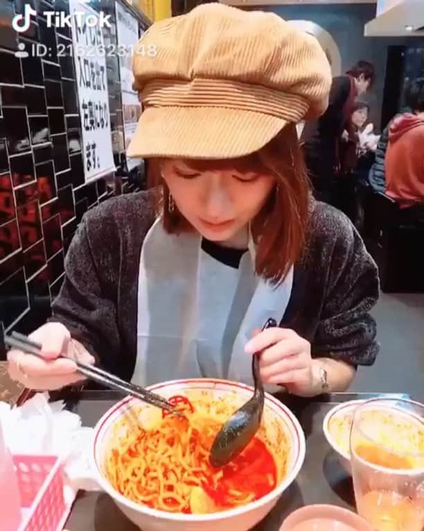 東なつ紀のインスタグラム：「お腹すいたなぁ〜 辛くて食べれませんってなる食べ物に出会ったことがないな〜 誰か出会わせてくれ(｀・ω・´) #蒙古タンメン中本  #ラーメン #お腹すいたよー」