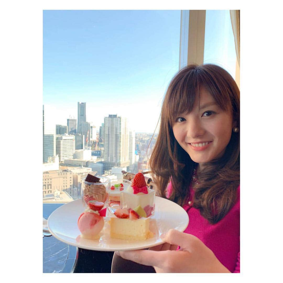 小菅晴香さんのインスタグラム写真 - (小菅晴香Instagram)「・ 昨日は母娘でいちごビュッフェ🍓 ・ 可愛くて美味しくて楽しくて 幸せな時間でした🍓🌿 ・ ・ ・ 年齢のせいでしょうか… 美味しいのに甘いものを沢山は 食べられなくなっていてショック🤣 ・ 手に持っているスイーツは 母と分けて食べました🍓笑 ・ 他にもサラダやピザもあり、 とっても美味しかったです🎶 ・ ・ ・ ・ ・ #いちごビュッフェ #ストロベリービュッフェ #横浜ベイシェラトン #小菅晴香 #フリーアナウンサー #セントフォース」2月2日 12時29分 - haruka.kosuge