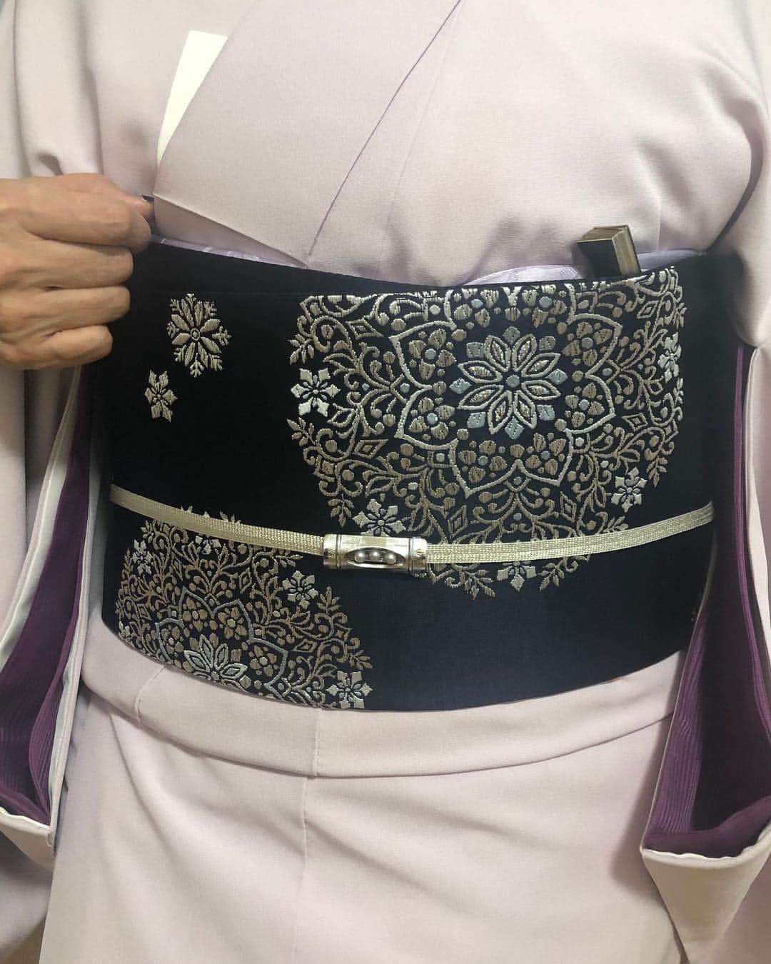 夏木マリさんのインスタグラム写真 - (夏木マリInstagram)「昨日は、新しい羽織きました、、 着物スタイリストで書道家でもある 秋月さんに描いていただいた文字、 好きです、、、 Bagも、今、着物ではお気に入り！  #kimono #着物 #羽織 #秋月洋子 #MOYNAT #marinatsuki #natsukirock  #夏木マリ」2月2日 13時14分 - mari_natsuki