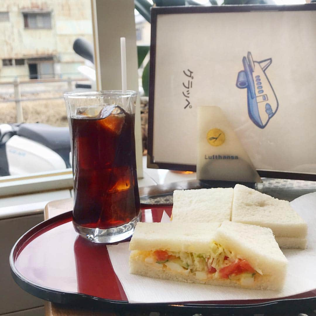 黒江美咲のインスタグラム：「. 【コーヒーハウスグラッペ@知立駅】 知立駅近くの線路沿い。 日替わりサンドイッチセットは380円🙆‍♂️ お店の名物は機内食風ランチ ということで併せて頼んじゃいました！ どうして、空の上の1トレーに こんなに心惹かれてしまうんだろう🤤 #愛知モーニング開拓#冷コーサイコー#知立モーニング #これからセントレア#飛び立ちたい#タイあたり #機内食風#機内食風ランチ @misakikuroe」