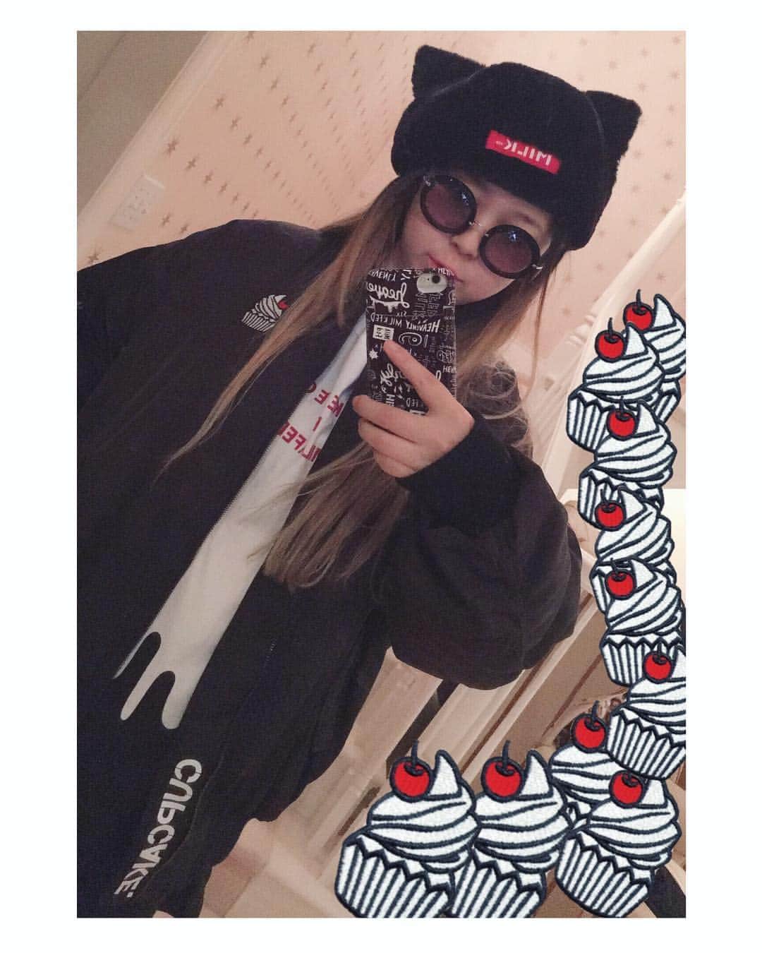 川瀬智子のインスタグラム：「ベレーさ、斜めに被るときはねこみみを後ろに倒してるのがお気に入りだったんだけど、ねこみみを立ててみたら私の大好きな手塚治虫先生さまの鉄腕アトムさまっぽいわ〜OMGです！  ストーリーの質問スタンプ答えてくれてありがとう😊人気だったカラー🖤♥️」