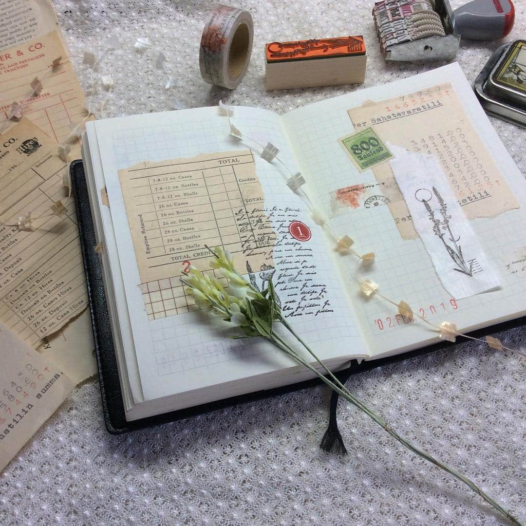 Akikoのインスタグラム：「Saturday afternoon, in the mood for a little collage🎶  MD notebook is getting fatter with some paper collage.  Mdノートがコラージュで膨れ上がってきた💨 字、書きにく〜  #mdnotebook#midorinotebook#collage#papercollage#vintage#vintagestyle#vintagepaper#papercraft#paperaddict#washitape#handmade#creativejournal#paperlove#stationeryaddict#stamp#mdノート#ミドリノート#コラージュ#ペーパーコラージュ#ビンテージ#ビンテージスタイル#ビンテージペーパー#ペーパークラフト#紙モノ#紙モノ好き#マスキングテープ#スタンプ#ハンドメイド#ステーショナリー」