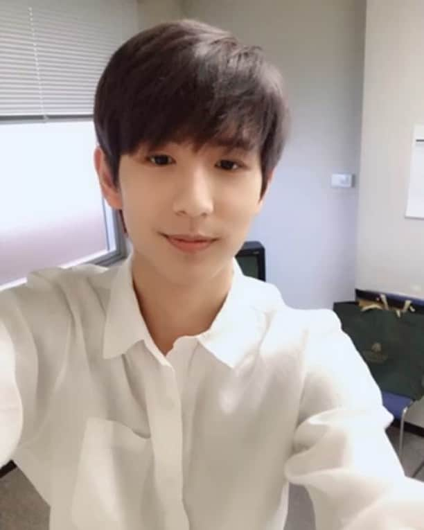 BOYFRIENDのインスタグラム：「[#BOYFRIEND]  #보이프렌드 #민우 의 #설날 인사 영상이 도착했습니다💌💘 민우의 영상과 함께 즐거움 가득한 설날 보내세요 😍 새해 복 많이 받아요 #베스트프렌드 🧡」