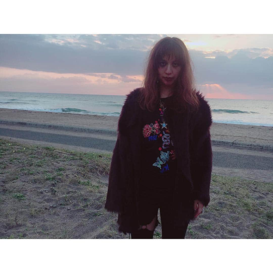 ゆずきのインスタグラム：「. . There is no cure,no pills,you just listen to this song . 治療法もありません 薬もありませんので この歌を聴いてください . . Pandemic/YUZUKINGDOM . . ファーコート、毛羽との戦いでした… パンツはリメイク✂︎ . #yuzukingdom #リメイク #衣装製作 #metal #オリジナルtシャツ」