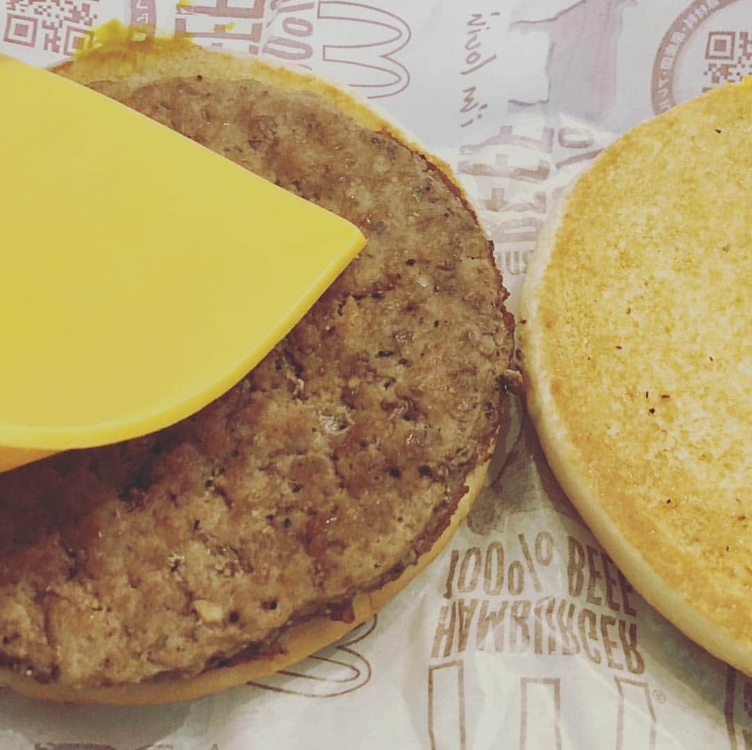 阿部善博のインスタグラム：「お昼はマクドナルドのハンバーガー。 冷蔵庫にあったチーズをはさんで少しだけボリュームアップ！ レタスもキュウリもトマトもなかった。 16号上鶴間店はいつも車が混んでいます。 #相模原 #相模原市南区  #さがみはら  #相模大野 #上鶴間 #マクドナルド #ハンバーガー #ひと工夫 #お昼 #相模原市議会 #相模原市議会議員  #阿部よしひろ #阿部善博」