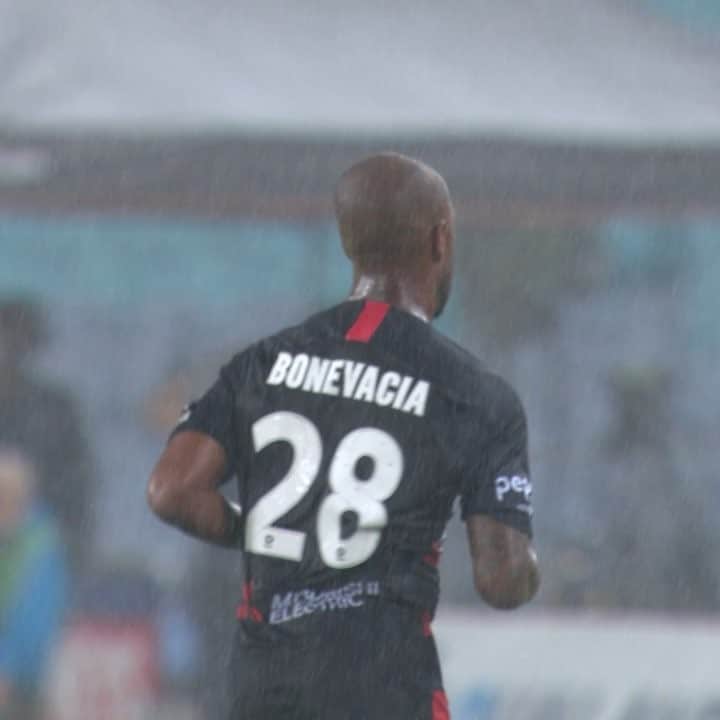 ミッチェル・デュークのインスタグラム：「Happy to make my debut and score my first goal for the club but a lot of work to do and we focus on an important reaction next game 👊🏼⚫️🔴 @wswanderersfc」