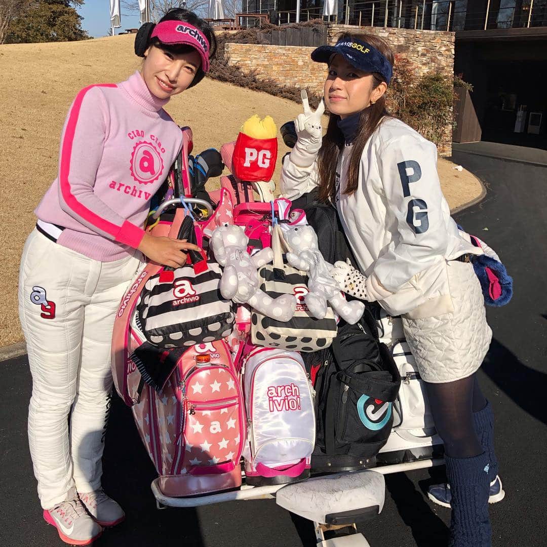 のインスタグラム：「今日はお天気も良くて、楽しいラウンドでした♡ お揃いアルチビオでゴルフ嬉しいです😆✨ 親知らず下二本抜いて3日目…そんなに腫れてない‼︎良かった💓  #archivio #アルチビオ #晴れの日ゴルフ #偶然お揃い #クマまでお揃い #nike」