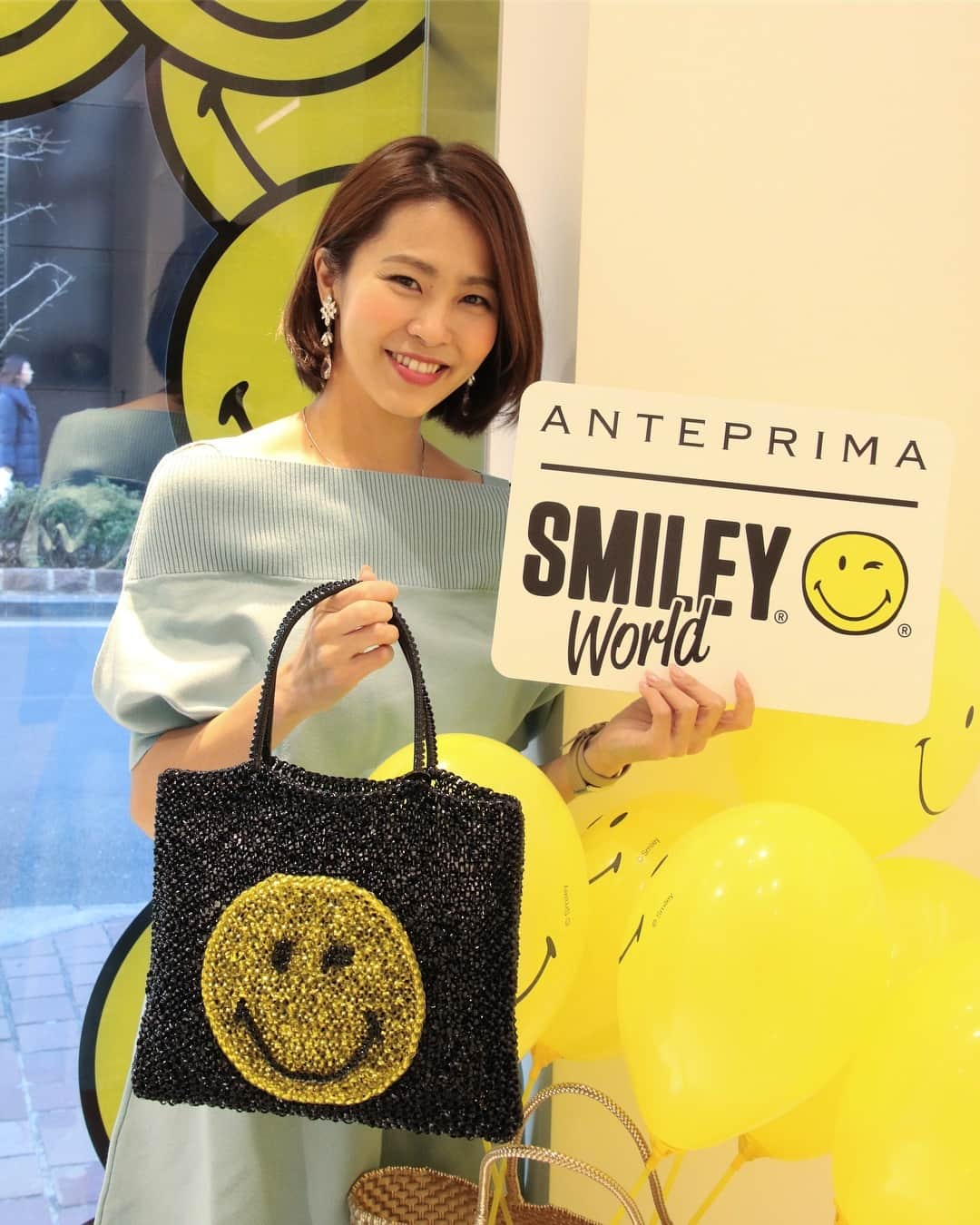 坂元美香さんのインスタグラム写真 - (坂元美香Instagram)「. 今日はANTEPRIMA様より【SMILEY SPECIAL EVENT】にご招待いただき、2月13日(水)から販売の新作SMILEY World☺︎を楽しんで来ました！ . もー可愛くて可愛くてずっとハイテンション。球体のスマイリーバッグなんて見た瞬間からおもわず笑顔こぼれちゃう可愛さ😍手にとって見れるのは銀座店のみなんですって。そしてパンダくんからは安定の癒しを得て、何度見ても可愛いカスタマイズできるバッグもチェック☑︎ . そして最後は… 後日の投稿へ続く。 . @anteprimaofficial @smiley #アンテプリマ #anteprima #銀座  #anteprimasmiley #アンテプリマスマイリー #Smiley #SmileyWorld #SmileyTheOriginal #GetSmiley #fashion #スマイリー坂元 #キラシェア」2月2日 18時54分 - mika_saka