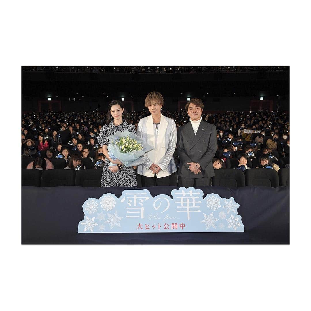 のインスタグラム：「映画 #雪の華 公開舞台挨拶❄️💐 沢山の皆さんありがとうございました💐 引き続き沢山の方へ届きますように❄️ #登坂広臣 #中条あやみ @nakajo_ayami  #橋本光二郎 監督 @yukinohanamovie」