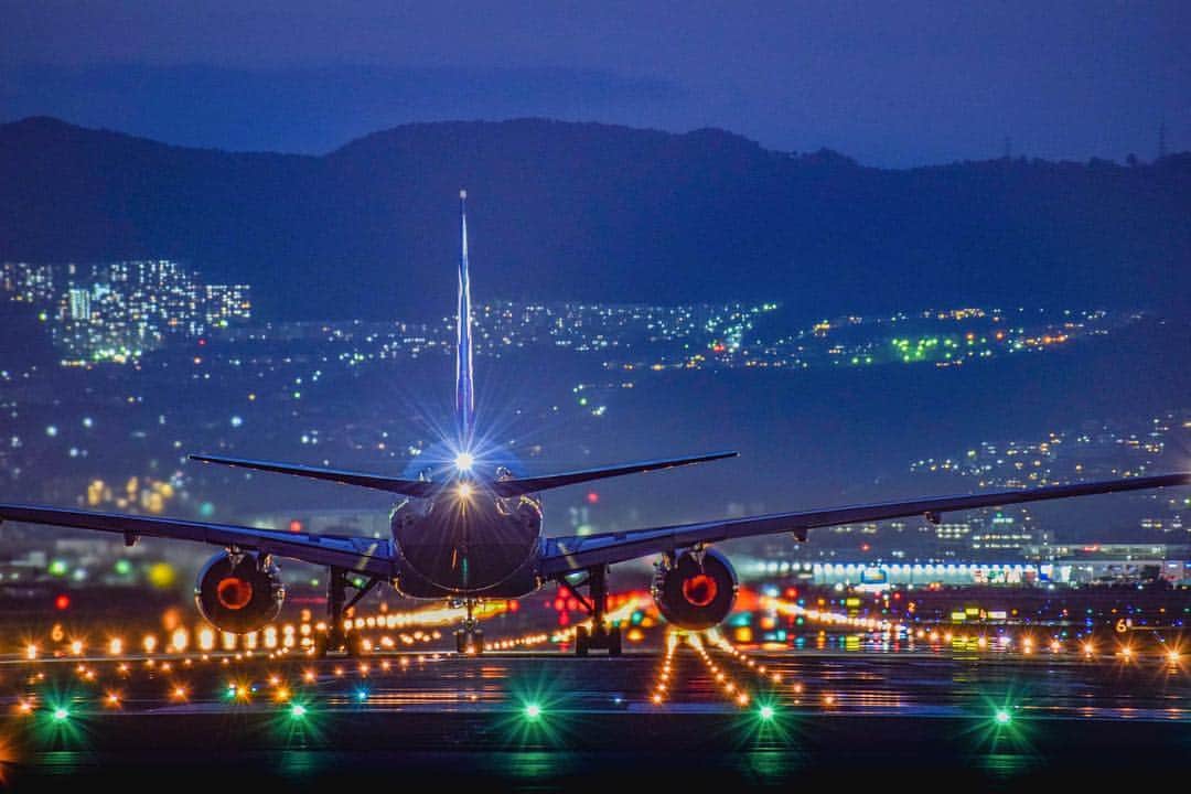 RIKUYAのインスタグラム：「楽しみすぎる2月のはじまり✈️ ㅤ Kanazawa 🍵  Thailand 🇹🇭 Hong Kong🇭🇰 Okinawa 🏝 Taiwan 🇹🇼 ㅤ 【お知らせ】 2/9(日)お昼頃から金沢で JOY会 @kazuhiro.joy.kimura があります！ 大阪から車で行くので 乗りたい方はDMお待ちしております📩 先着で受け付けます🙋‍♂️ ㅤ 🏃‍♂️千里川土手の行き方🏃‍♂️ ㅤ 阪急宝塚線 曽根駅から徒歩15〜20分  阪急宝塚線 岡町駅から徒歩20〜25分 ㅤ 土手までは少し遠いので 僕はいつも曽根駅で降りてタクシー使ってます🚕 ㅤ パーキングは タイムズパーキングとオリックスパーキングの2つです🅿️🚗 ㅤ #大阪 #伊丹空港 #千里川 #千里川土手 #飛行機 #カメラ #一眼レフ #ソラマニ_ヒコーキ #Canon #ANA #instalike #instagood #ig_Japan #wp_japan #jp_gallery #ptk_japan #icu_japan #wu_japan  #photo_jp #art_of_japan_ #special_spot_  #bestjapanpics #japan_of_insta #PHOS_JAPAN  #instagramjapan #ig_photosentez #bestphoto_japan #jp_gallery_member #super_japan_channel . 📍Location : Osaka / Japan .」