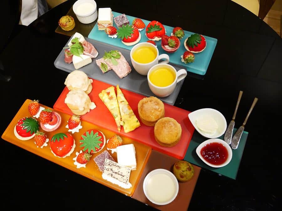 内藤理沙さんのインスタグラム写真 - (内藤理沙Instagram)「* * 〖 Hyatt Regency Tokyo Lounge 〗 いちごのアフタヌーンティー🍓 カラフルなプレートに飾られたいちごたちが可愛くておいしかった🥺🍓 お茶もたくさんの種類から選べたよ🍵☕️ * いちごの形のムースたちがお気に入りだった🥰 * #instafood #afternoontea #cafe #sweet #shinjuku #アフタヌーンティー #カフェ #新宿 #ハイアットリージェンシー東京 #hyattregencytokyo #risapigram」2月2日 20時05分 - risa_naito_official