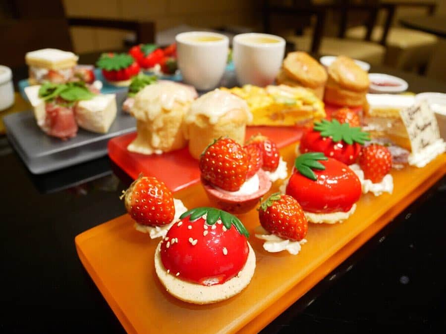 内藤理沙さんのインスタグラム写真 - (内藤理沙Instagram)「* * 〖 Hyatt Regency Tokyo Lounge 〗 いちごのアフタヌーンティー🍓 カラフルなプレートに飾られたいちごたちが可愛くておいしかった🥺🍓 お茶もたくさんの種類から選べたよ🍵☕️ * いちごの形のムースたちがお気に入りだった🥰 * #instafood #afternoontea #cafe #sweet #shinjuku #アフタヌーンティー #カフェ #新宿 #ハイアットリージェンシー東京 #hyattregencytokyo #risapigram」2月2日 20時05分 - risa_naito_official