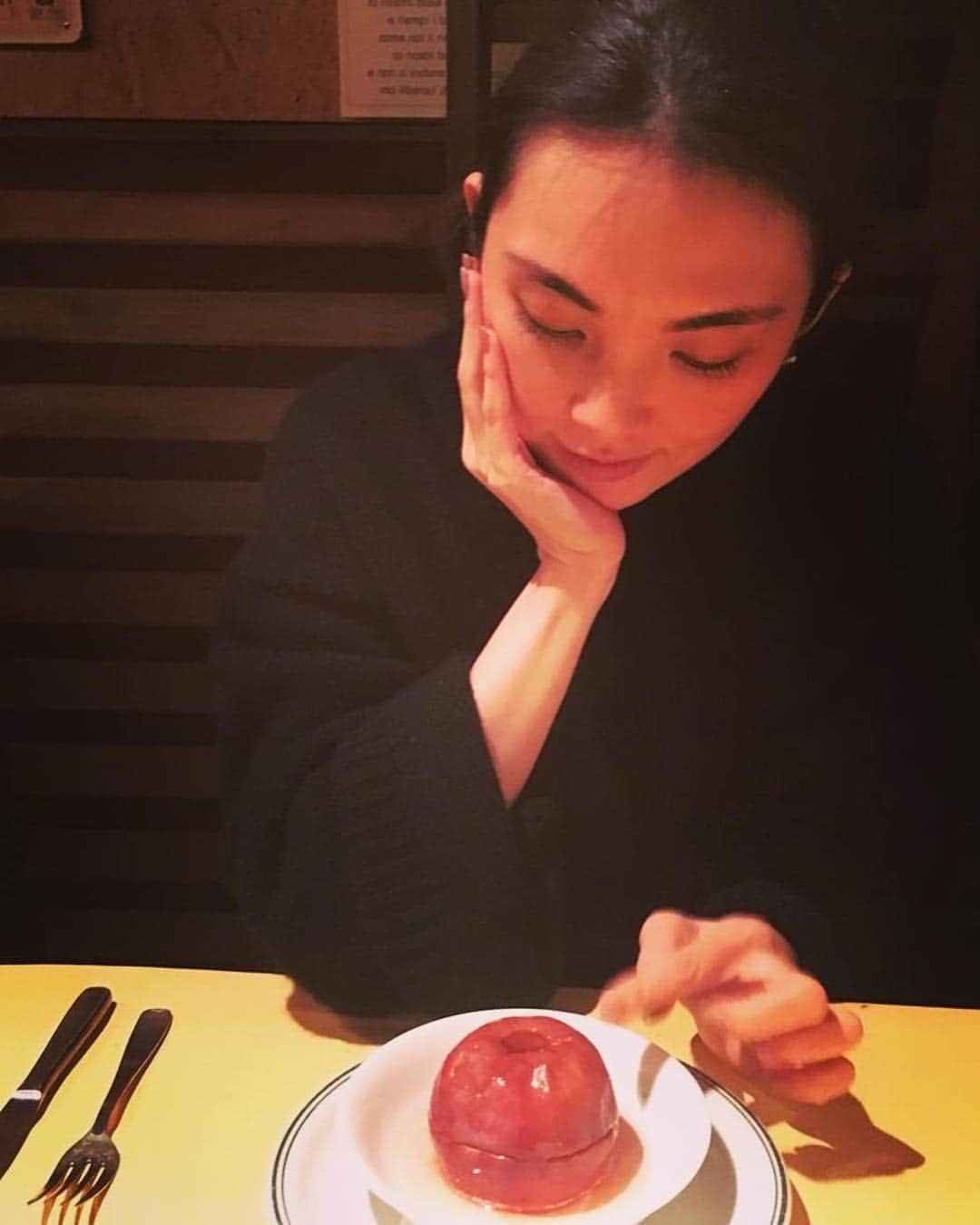 田中麗奈さんのインスタグラム写真 - (田中麗奈Instagram)「こういう可愛いくて美味しいものはねぇ、、 愛でる用と、食べる用と 二時間半後にもう一回食べる用と、、 3点セットでお願いしたい。  焼き林檎に癒され田中  寒中見舞い申し上げます。」2月2日 20時06分 - renatanaka07
