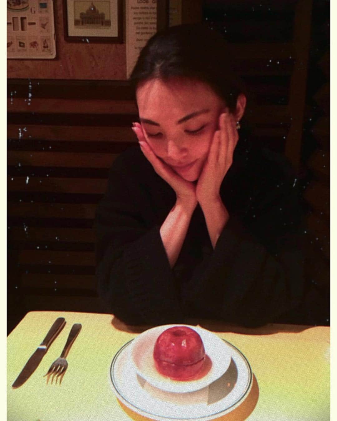 田中麗奈さんのインスタグラム写真 - (田中麗奈Instagram)「こういう可愛いくて美味しいものはねぇ、、 愛でる用と、食べる用と 二時間半後にもう一回食べる用と、、 3点セットでお願いしたい。  焼き林檎に癒され田中  寒中見舞い申し上げます。」2月2日 20時06分 - renatanaka07