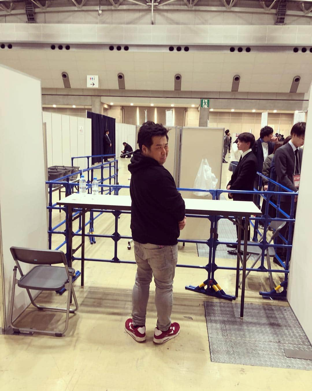 岩橋良昌さんのインスタグラム写真 - (岩橋良昌Instagram)「あれ 吉本坂の握手会 俺のところ誰もいない アイドル、、、、、 下克上じゃーーーーい！！ #警備員みたいになってる #ジョイマン馬鹿にしてごめん」2月2日 20時07分 - maeeeeen1084