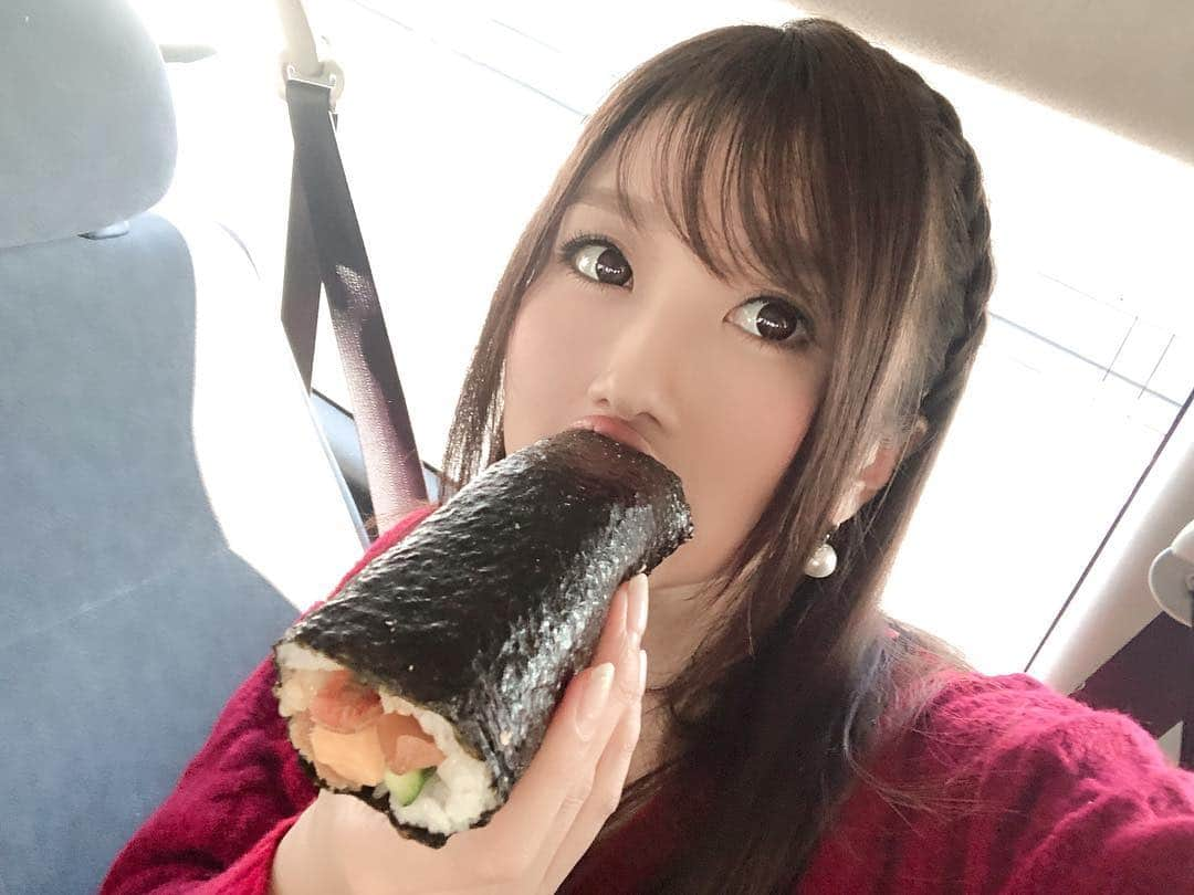 大槻ひびきさんのインスタグラム写真 - (大槻ひびきInstagram)「恵方巻きいただきッ #大槻ひびき #恵方巻き #節分の日」2月2日 20時32分 - yanhibi0221