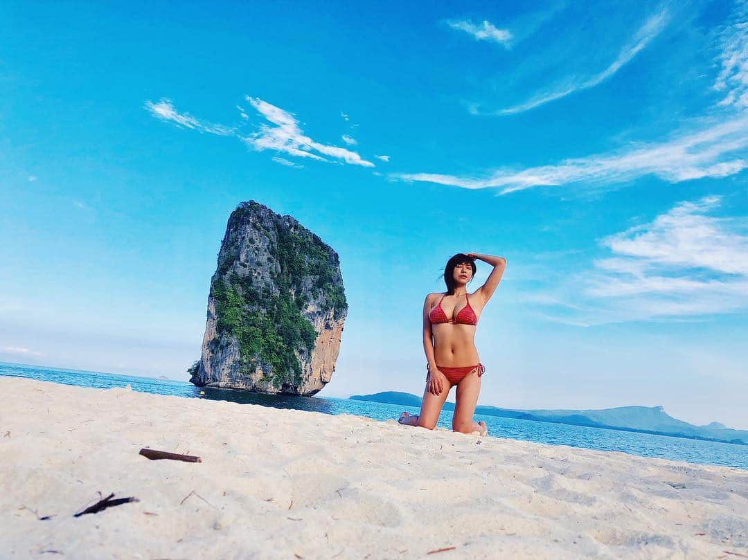 わちみなみのインスタグラム：「#わちゅらる  写真集の名前  覚えてくれたかな？  タイの大きい岩が本当に素敵すぎてずっと船からみてた🥺✨ クラビってところなんだけど、日本人の観光客が全然いなくて、あんまり知られてないのかなあ❓  静かでのんびりしてて海が綺麗だったよ！  #わちみなみ #タイ #タイ観光大使 （うそだよ） #わちゅらる #kutabi #thailand  #thaigirl  #bikinimodel」