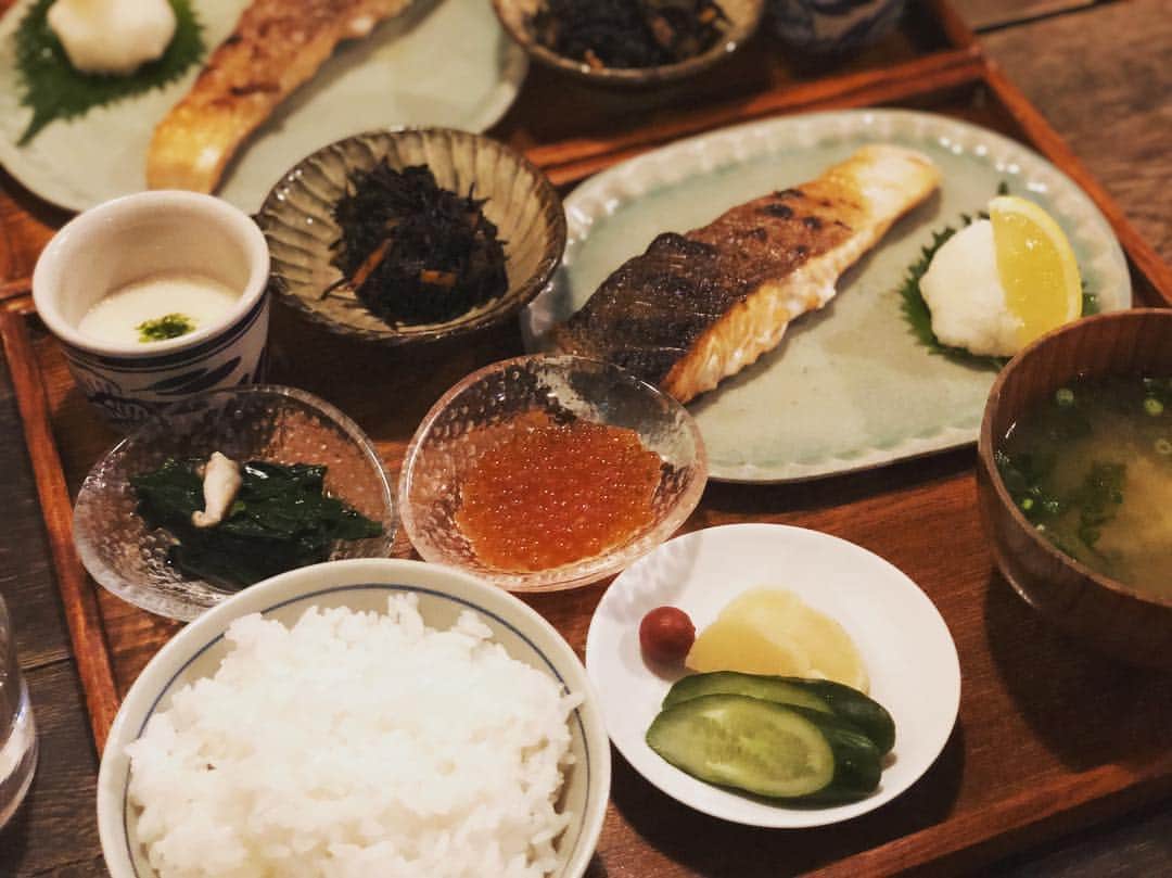 和田正人さんのインスタグラム写真 - (和田正人Instagram)「今夜は奮発。2000円の上しゃけ定食に、いくらトッピング。うんまーい。#しゃけ小島」2月2日 20時58分 - daaaaaawaaaaaa