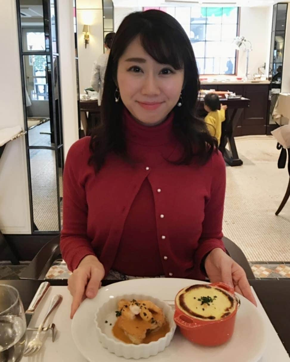 壽老麻衣さんのインスタグラム写真 - (壽老麻衣Instagram)「今週のTBS NEWS朝帯を終えて、週末はゆっくりしています☺️ 美味しいドリアが無性に食べたくなって🤔✨ドリアの発祥地でもあるホテルニューグランド横浜のカフェへ。 すっごく美味しかったです…❗ ナポリタンとプリンアラモードの発祥地でもあるそうですよ👀✨ 🍮 🍮 🍮 #ランチ #lunch #カフェ#cafe #横浜 #yokohama #元町中華街 #イタリアン #ドリア #ナポリタン #プリンアラモード #発祥の地 #美味しいご飯」2月2日 21時05分 - maijuro