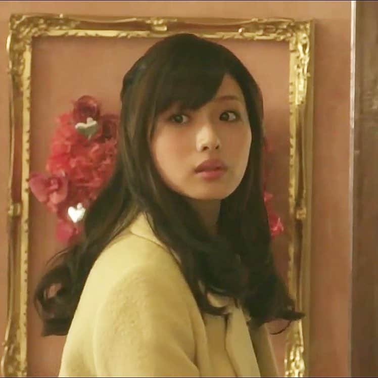 石原さとみ　ファンアカウントのインスタグラム：「そうたくんを見つめるさえこさん♡ ・ 黄色のコートかわいい💛 ・ #石原さとみ#ishiharasatomi  #失恋ショコラティエ#さえこさん」