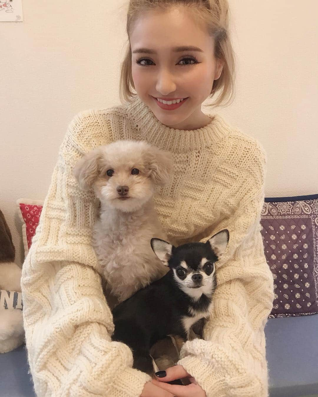 カナさんのインスタグラム写真 - (カナInstagram)「そばとこんぶ🐶 @juicy_gold.ebisu  通っているネイルサロン♫ とってもお利口さんなふたり✨ めんこちゃん（北海道弁で可愛いという意味だよ） に癒されながらネイルしてもらったよ💅🏻 今回も短いネイルのワンカラー 大人色のネイビーにしました💁🏻‍♂️ 担当は大好きかすみさんです❤️ @ksmcy323 そばとこんぶって名前もたまらなく可愛い🥺💘笑 ． #cyberjapan #cyberjapandancers  #newnails #nailsalon #juicygold #ebisu」2月2日 22時41分 - _kana627_